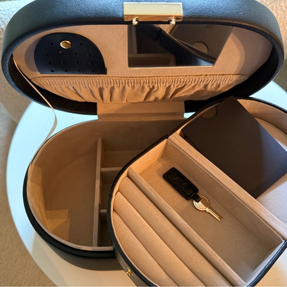 WOLF Heritage Oval Jewelry Box, Black vegan leather - Picture 1 of 7